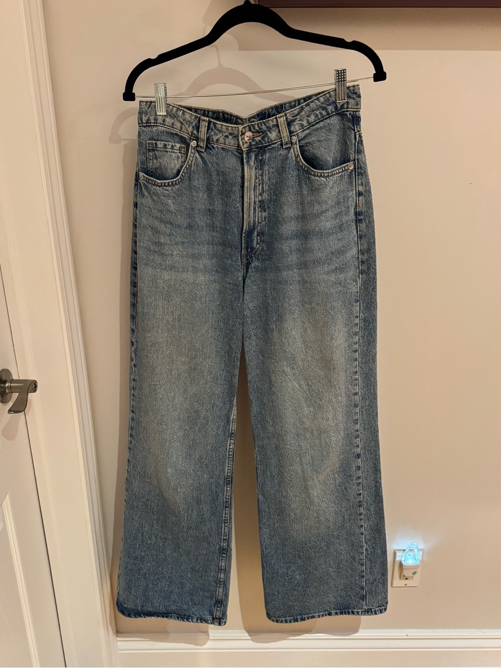 H&M Divided Womenโs Blue Straight-Leg High-Waisted Jeans